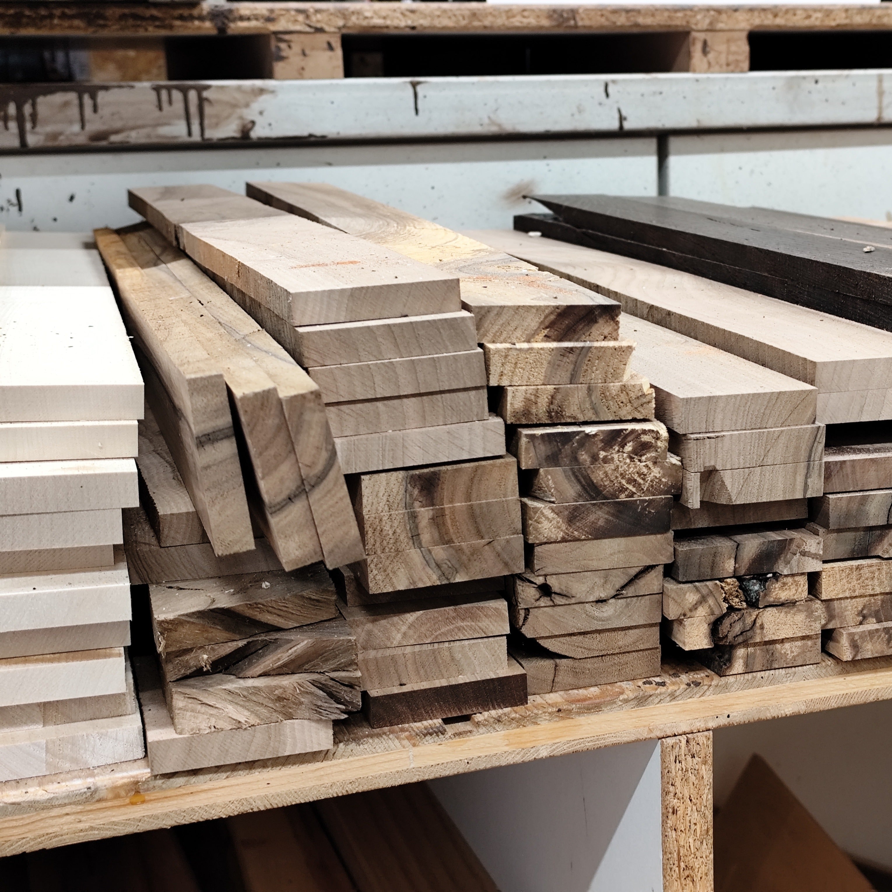 Rohmaterial aus massivem Holz in der Werkstatt, vorbereitet für die handgefertigte Schmuckproduktion bei Astwerk