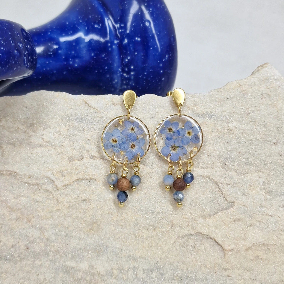 Ohrringe aus Resin mit echten Vergissmeinnicht-Blüten, Perlen und Nussholzkugel, goldfarbene Edelstahlstecker