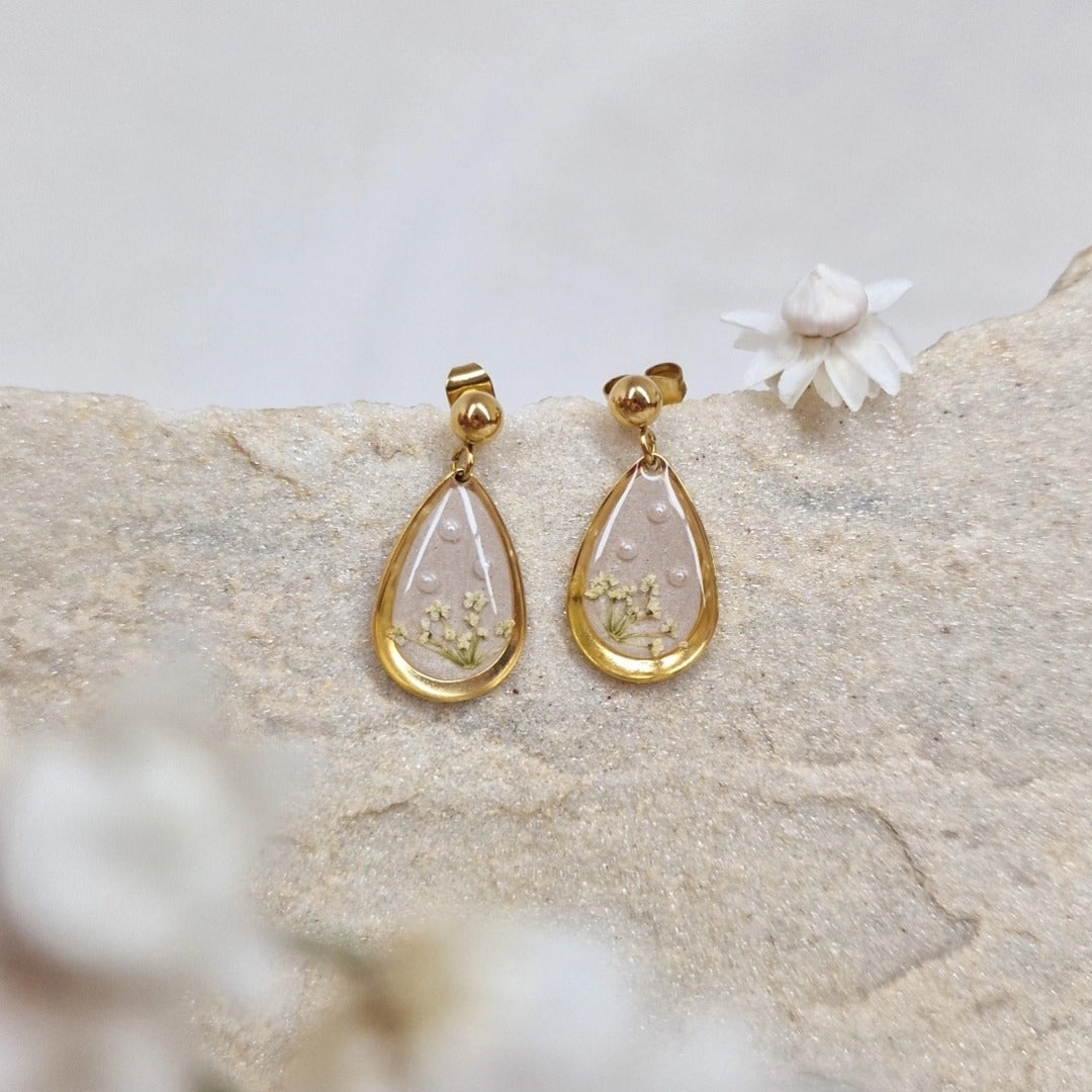 Handgefertigte Ohrringe aus Resin mit echten Girschblüten und Perlen, goldfarbene Edelstahlstecker