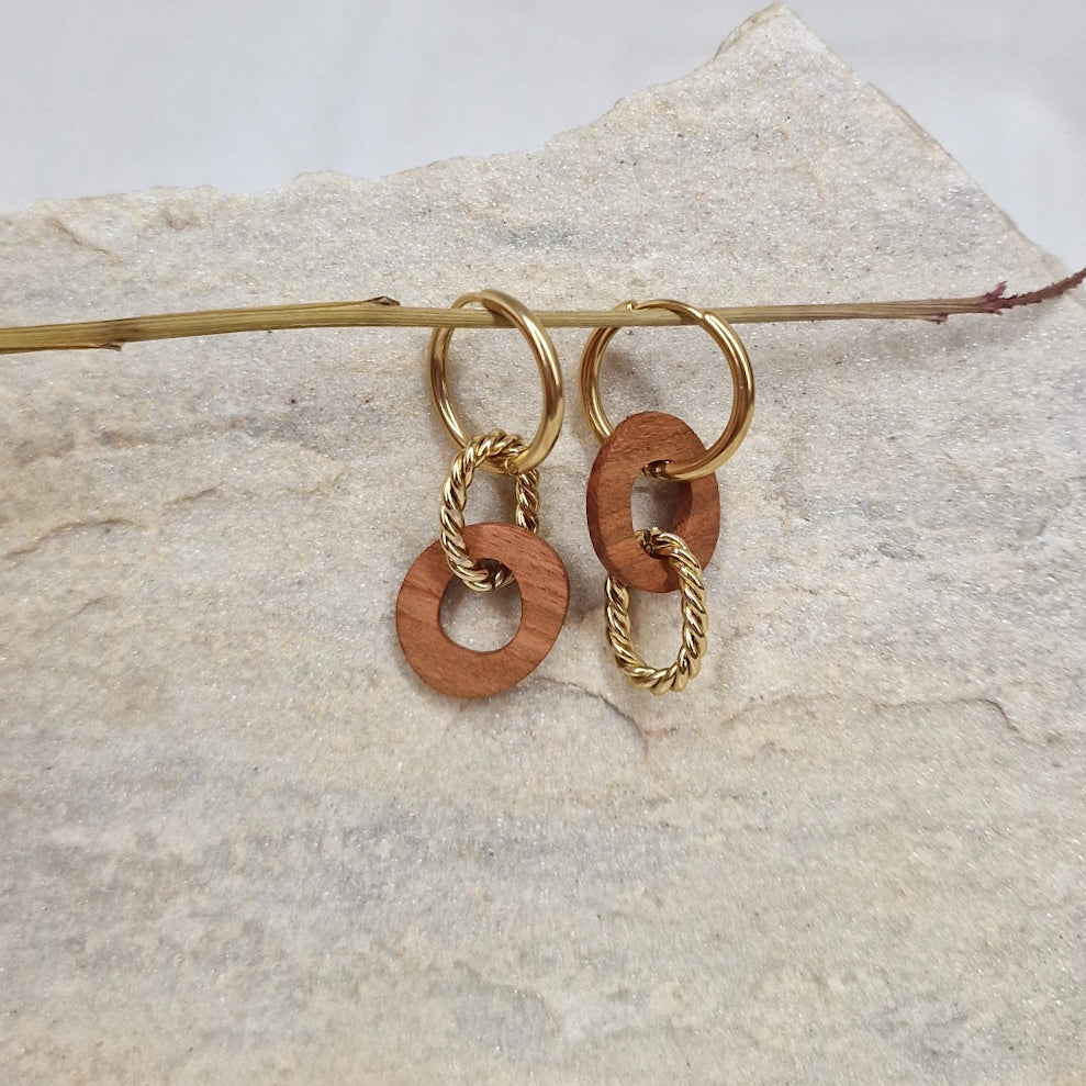 Handgefertigte Kreolen ‚Yara‘ mit austauschbaren Holzelementen aus Zwetschkenholz und Nussholz, kombiniert mit goldfarbenen Edelstahlkreolen