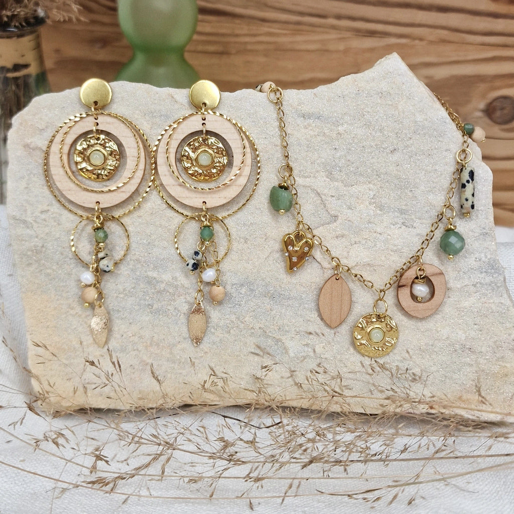 Handgefertigtes Schmuckset aus Ahornholz mit dunklem Kern, Dalmatiner Jaspis, Süßwasserperlen und grünen Natursteinen, bestehend aus Ohrringen und Halskette, arrangiert auf hellem Naturstein