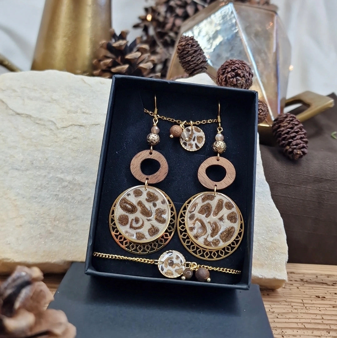 Detailansicht des handgefertigten Schmucksets ‚Leopardis‘ mit Holzschmuck aus Nussholz, Resin-Elementen im Leo-Design, Mondstein und Edelstahl in Goldoptik
