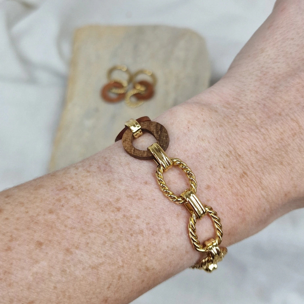 Getragene Armkette ‚Yara‘ aus Zwetschkenholz und Nussholz mit goldfarbenen Metallelementen, handgefertigter Holzschmuck am Handgelenk