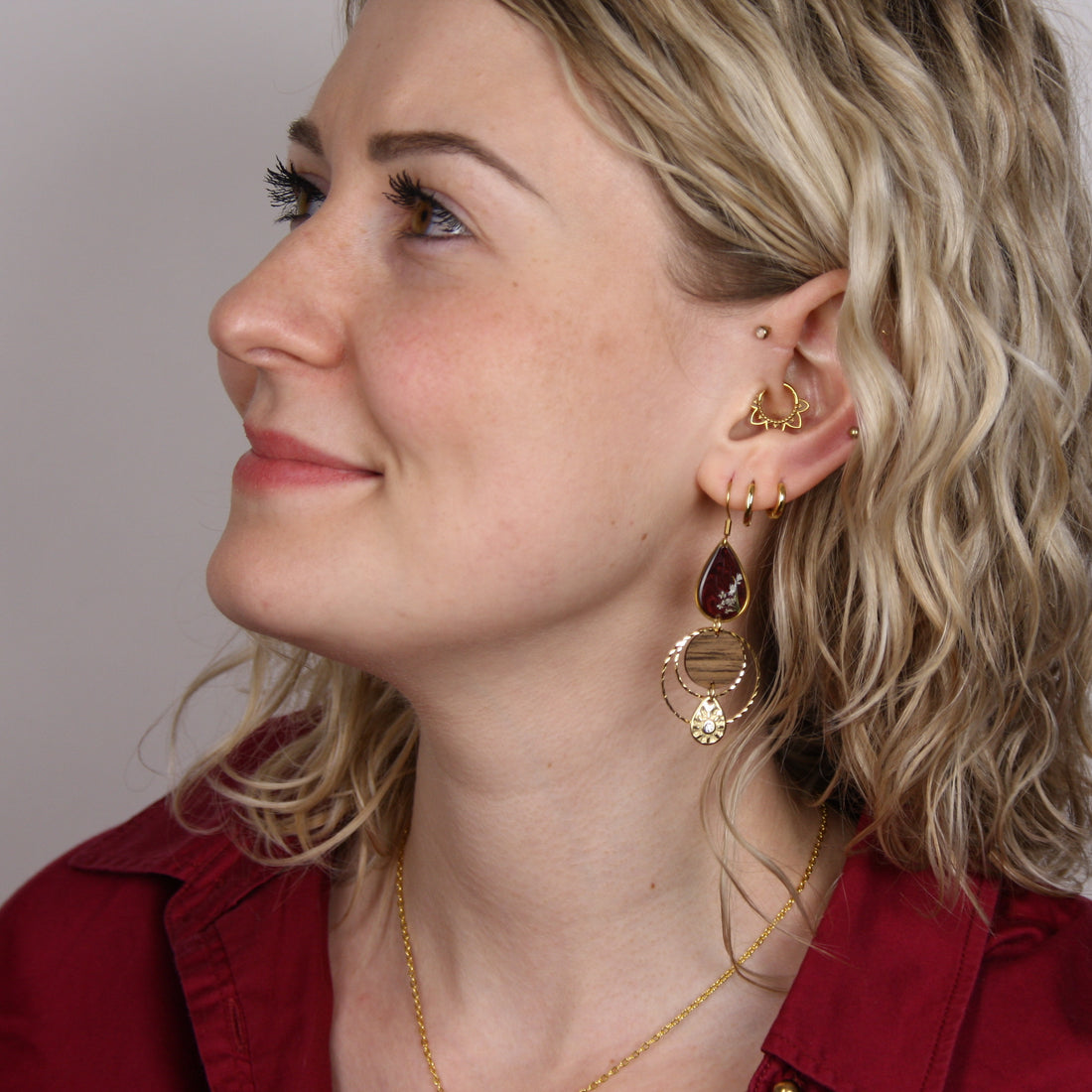 Frau trägt Ohrringe &