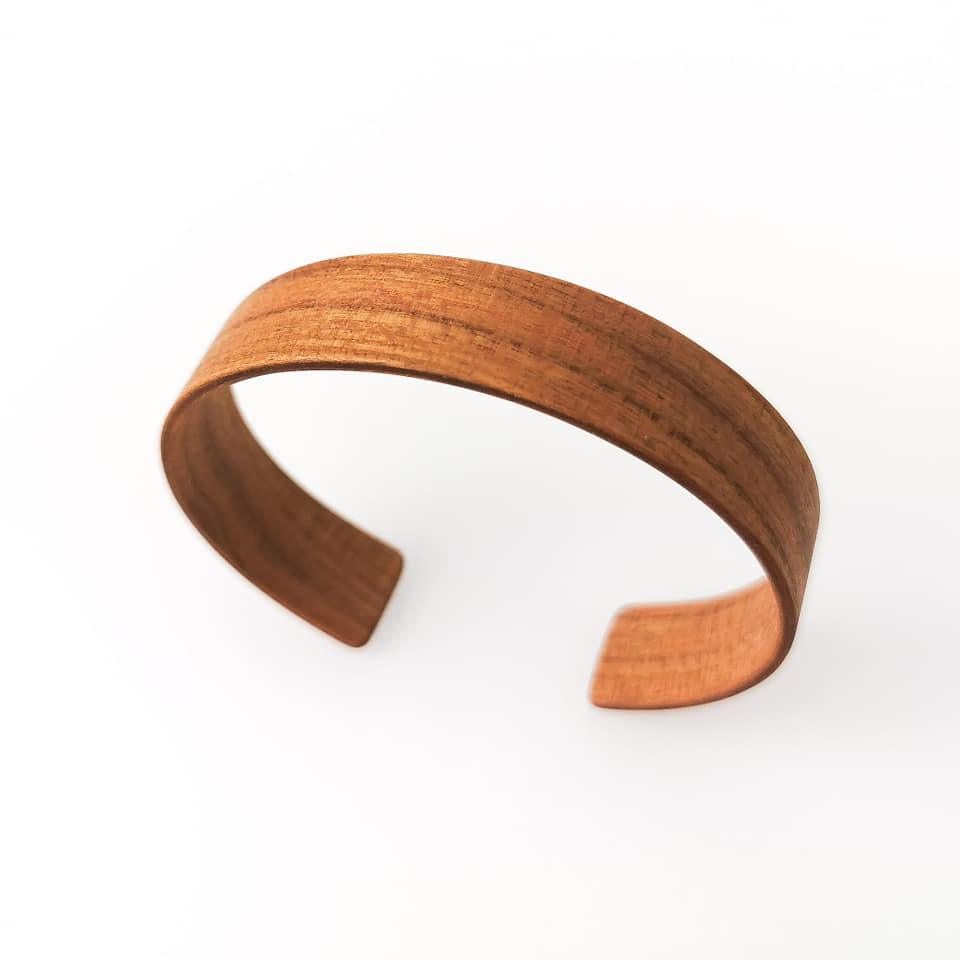 Holzschmuck_Astwerk_Armreifen_schmal_Zwetschke-2.jpg