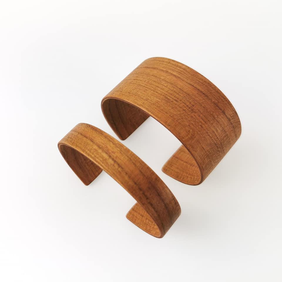 Holzschmuck_Astwerk_Armreifen_schmal_Zwetschke-1.jpg