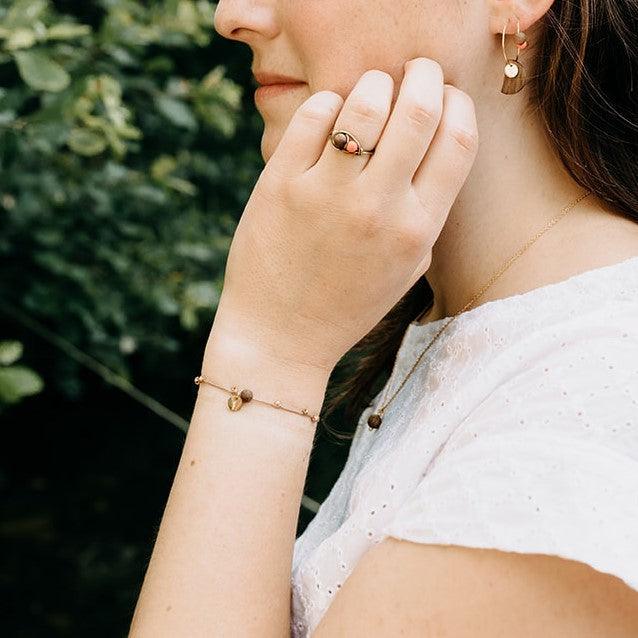 Holzschmuck Astwerk Glücksarmband gold Nussholz naturfärbiges Textilband Edelstahl Astwerk Logoplättchen