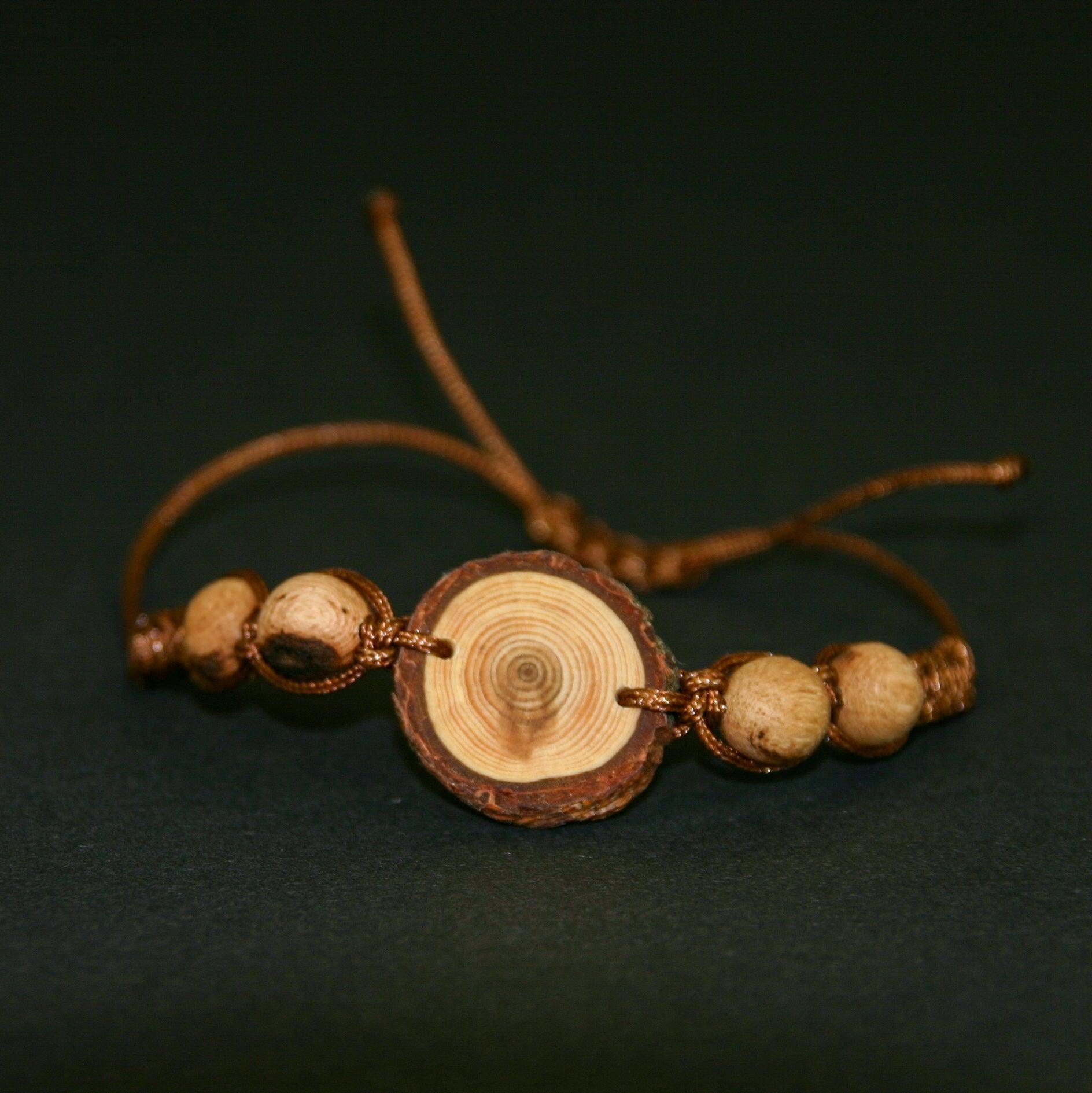 Holzschmuck Astwerk Männerarmband Ast Lärche Weinstock geknüpt braunes Textilband