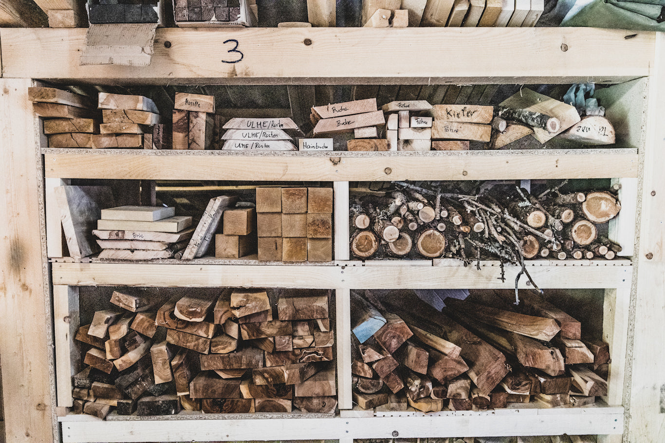 Holzschmuck-Astwerk-Rohstoff-Holzlager