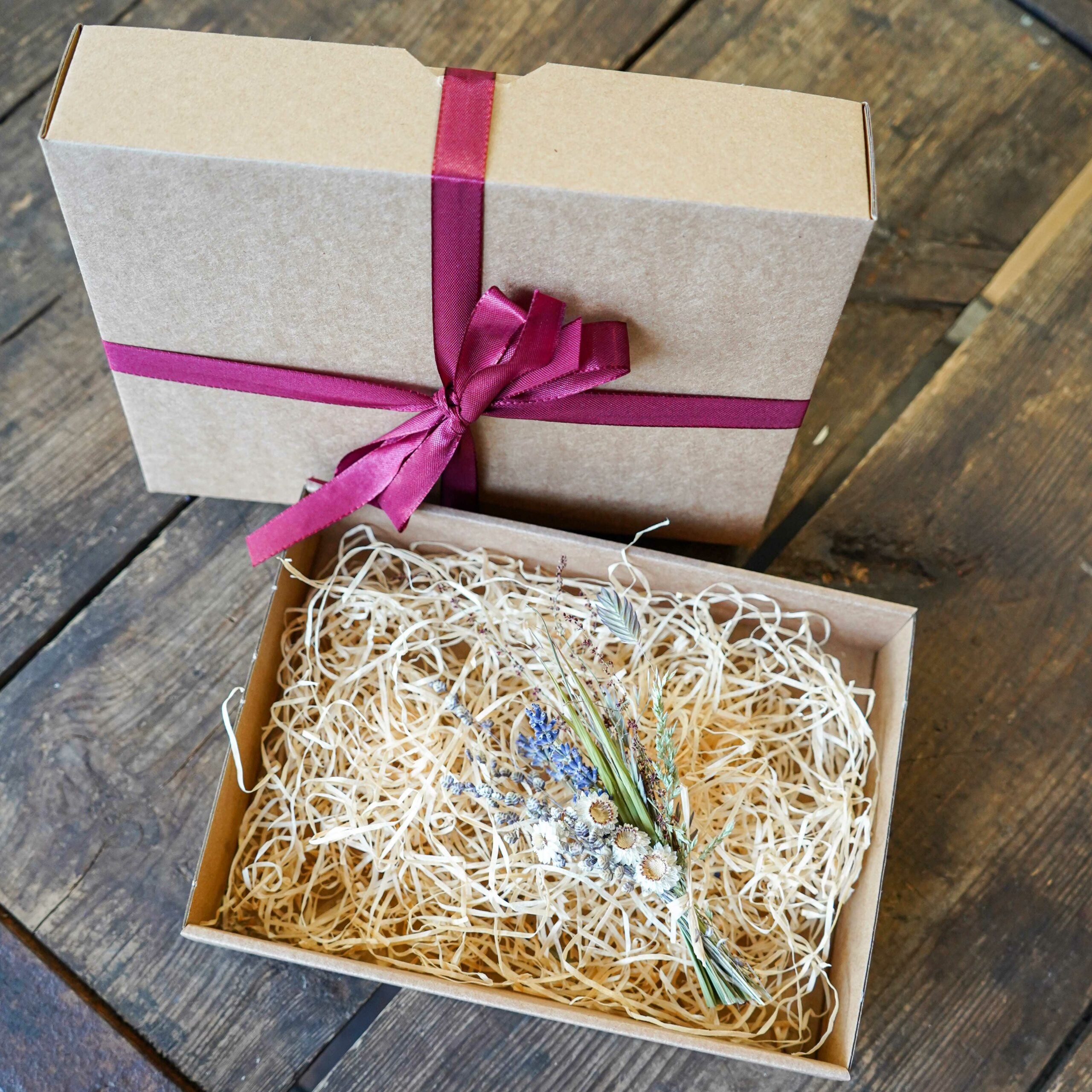 Geschenkebox zum Selber füllen mit Holzwolle, getrocknetem Blumenstrauß und schöner Schleife liebevoll verpackt