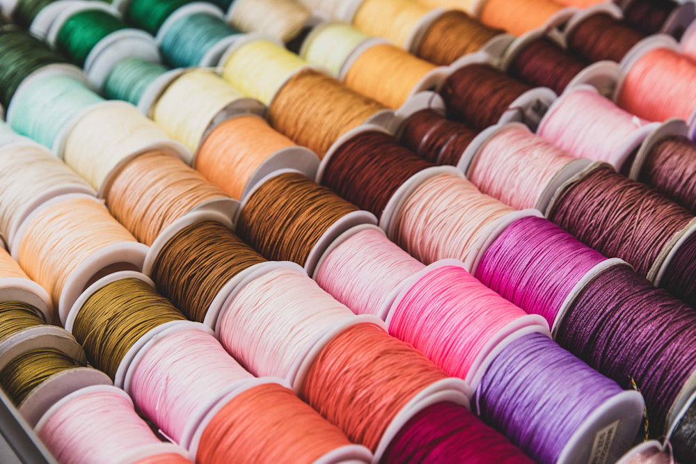 Verschiedenste Bänder in den unterschiedlichsten Farben für deinen individuellen Astwerk Schmuck