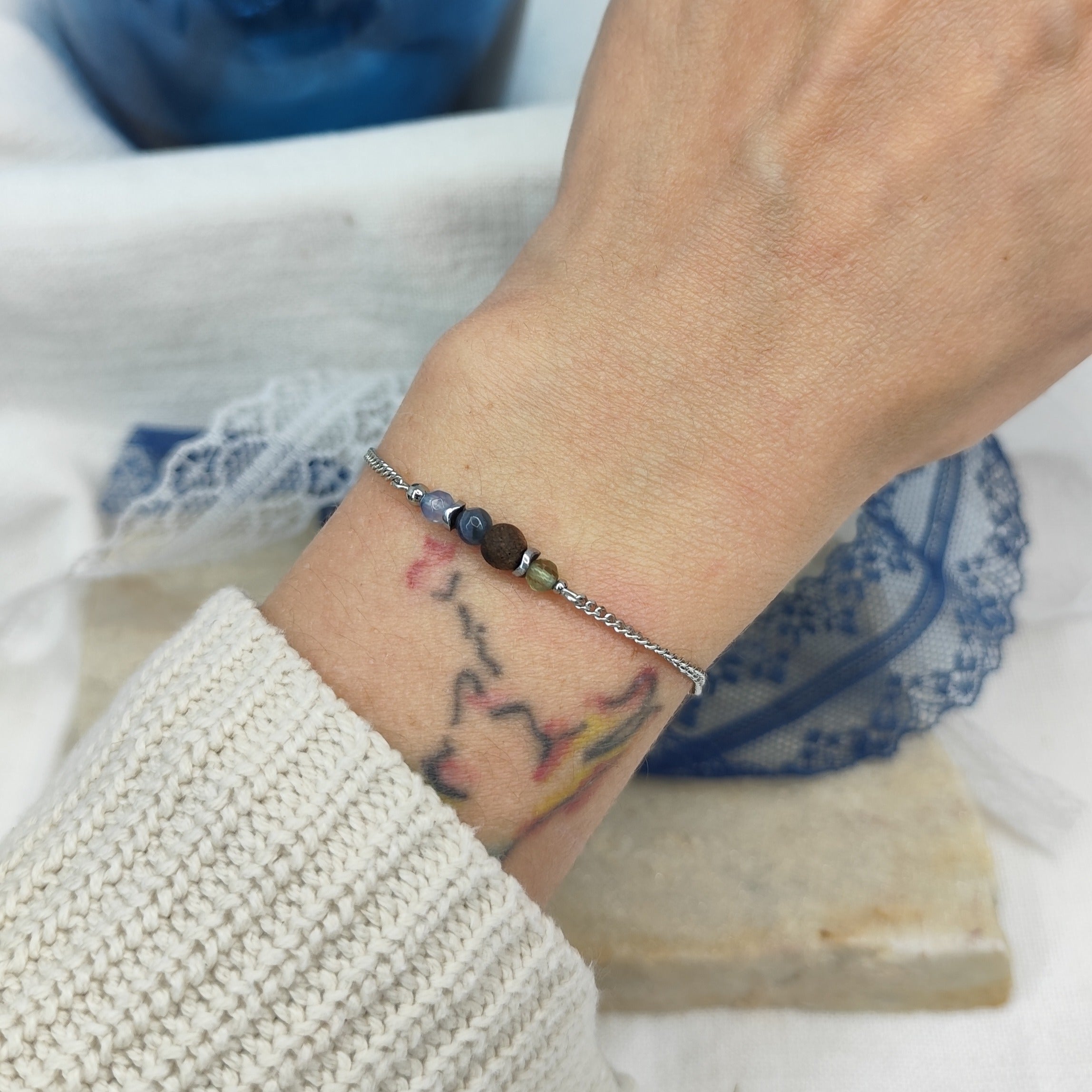 Fein gearbeitetes Armband mit Natursteinen, Hämatit-Zwischenteilen und Nussholzkugel, getragen am Handgelenk