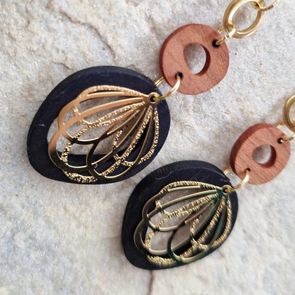 Detailaufnahme von Ohrring Zwetschkenzauber. 