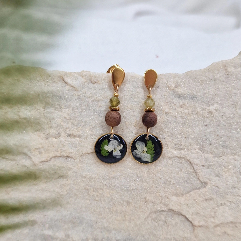 Handgefertigte Ohrringe ‚Mini Waldlicht‘ aus Nussholz und schwarzem Resin mit echten getrockneten Blüten und Farnen, kombiniert mit Natursteinen und Edelstahl in Goldoptik
