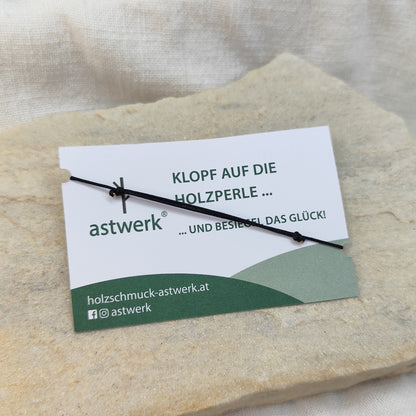 Rückseite des Glücksarmband Räuchereiche silber auf Glücksarmband-Kärchten. Zu sehen ist der Verschiebeknoten