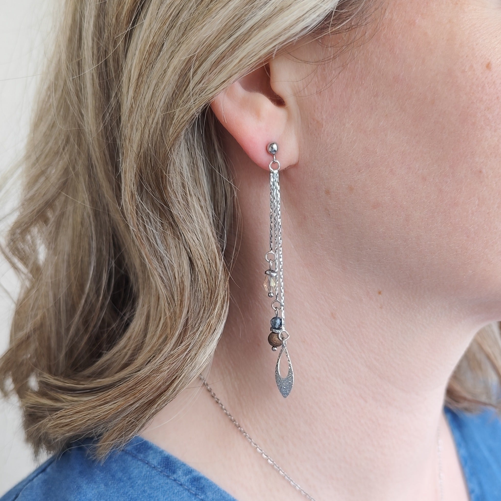 Ohrring Aurelia in Detailaufnahme getragen am Ohr.