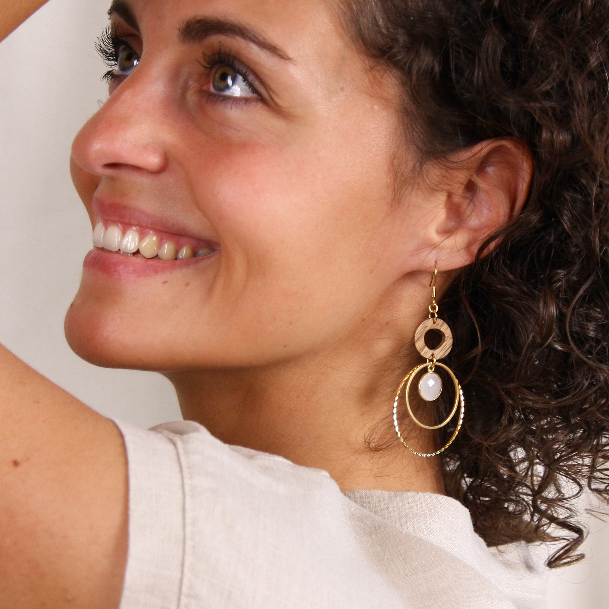 Schmuckset ‚Harmonia‘ mit goldfarbenen Ohrringen aus Holz und Quarz, getragen im Profil