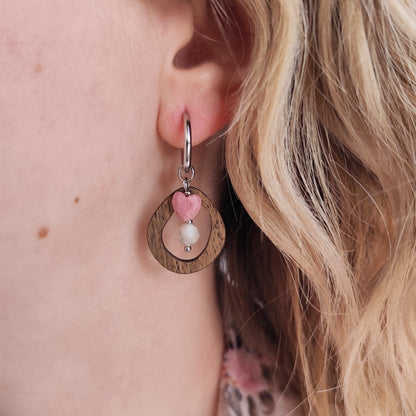 Am Ohr getragene handgefertigte Kreolen ‚Therese‘ aus Njussholz und silberfarbenem Edelstahl mit feinen Anhängern