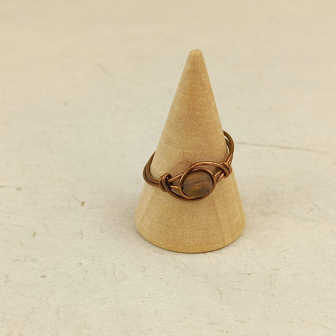 Holzschmuck_Astwerk_Ring_Nuss_Kugel_Bronze