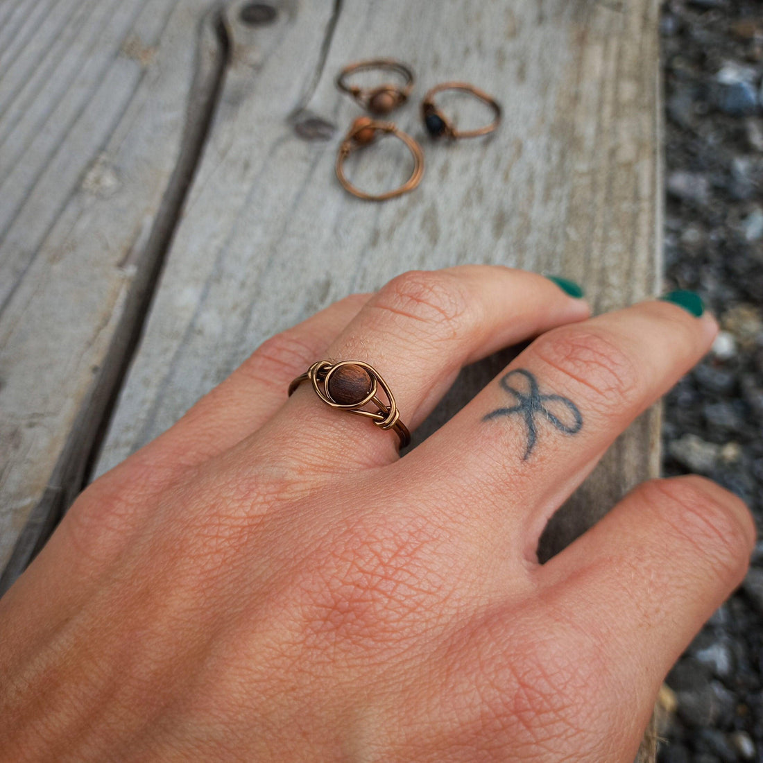 Holzschmuck_Astwerk_Ring_Weinstock_Kugel_BronzeT