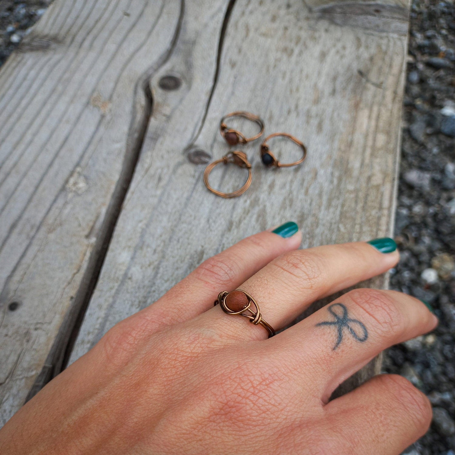 Holzschmuck_Astwerk_Ring_Zwetschke_Kugel_BronzeT